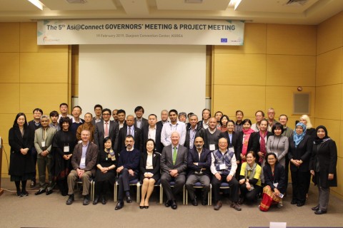 테인협력센터 윤혜주 대표(중앙) 및 22개국 25개 기관 대표가 기념촬영을 하고 있다