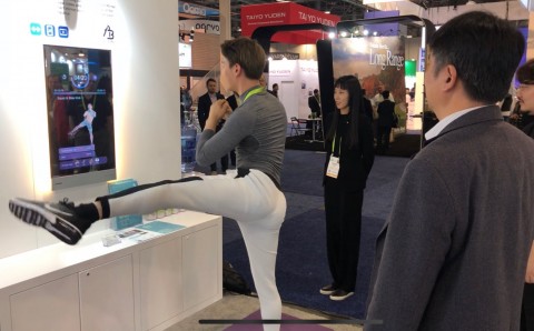 Allblanc CEO Ryo Chuh-yeop demonstrates fitness smart mirror Mirror Fit at the CES 2019. With Mirror Fit, users can watch fitness programs on its smart mirror display and also get feedback on the food plan and exercises remotely from nutritionists and fitness instructors.