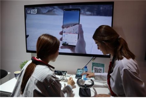 링크플로우가 MWC 2019에서 넥밴드형 웨어러블 360도 카메라 FITT360(핏360)을 선보이고 있다