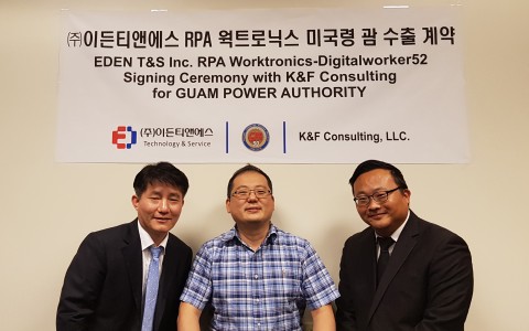 왼쪽부터 이든티앤에스 임형태 전무, GPA CFO John Kim, K&F Consulting CEO Richard Ryu가 괌 현지 계약 서명식에서 기념촬영을 하고 있다