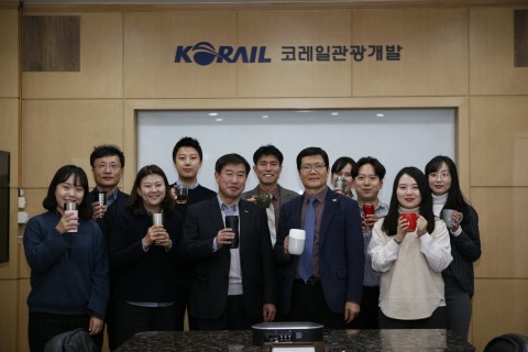 코레일관광개발 김순철 대표이사(오른쪽 5번째)와 임직원들이 플라스틱 컵 대신 개인 컵을 들고 기념사진을 촬영하고 있다