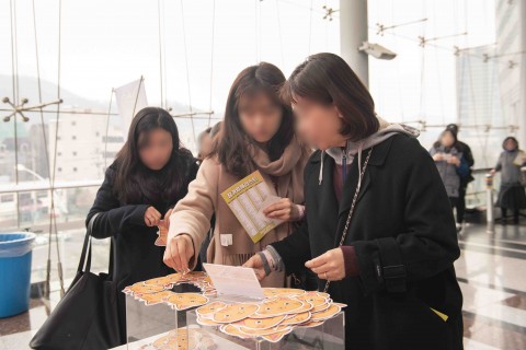 궁디팡팡 캣페스타 행사장에 방문한 관람객이 해피컷팅 프로젝트에 동참하고 있다