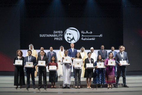 1월 14일 아랍에미리트 아부다비에서 열린 2019 자이드 지속가능성상 시상식에서 수상자들이 포즈를 취하고 있다