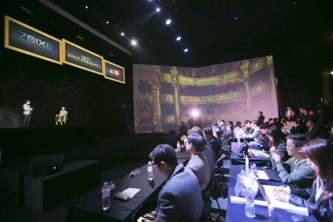 (왼쪽부터)7SIX9 아시아 황윤하 대표가 7SIX9 제리 그린버그 회장과 홀로그램을 통해 대화하고 있다