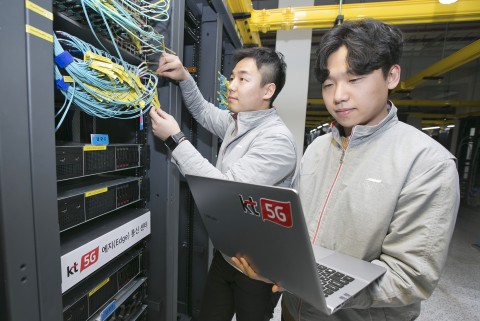 KT직원들이 5G 에지 통신센터에서 KT의 5G 네트워크를 점검하고 있다