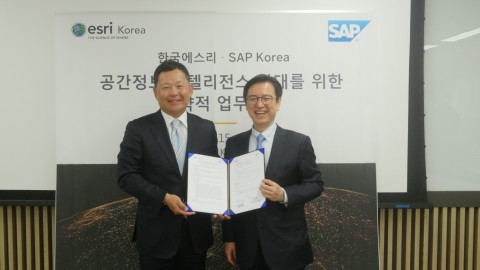 (왼쪽부터)리차드 윤 한국에스리 사장과 이성열 SAP코리아 대표이사가 공간정보 인텔리전스 확대를 위한 업무협약 행사에서 기념사진을 촬영하고 있다