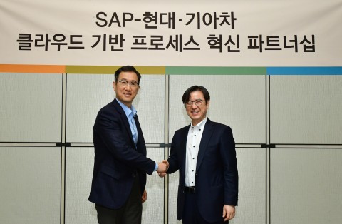 (왼쪽부터)서정식 현대·기아차 ICT본부장과 이성열 SAP 코리아 대표가 SAP-현대·기아차 클라우드 기반 프로세스 혁신 파트너십에서 악수를 하고 있다