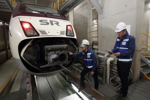 서울 수서역 SRT 정비소에서 SR 정비 직원들이 KT 5G AR 스마트안경을 이용해 열차를 정비하고 있다