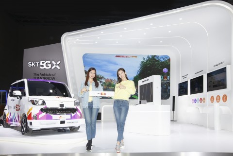 SK텔레콤 홍보모델들이 서울모터쇼 전시관 앞에서 포즈를 취하고 있다