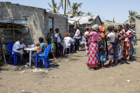 모잠비크의 푼타 게아의 슬럼 지역인 프라이아 노바의 국경없는의사회 이동 진료소. 사이클론 이다이로 피해를 입은 지역 주민들에게 1차 진료를 제공하고 있으며 현재 심각한 설사병 환자들의 추이를 지켜보고 있다, MSF, Pablo Garrigos
