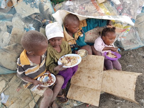케냐 나쿠루 쓰레기장에서 무료급식을 먹고 있는 아이들