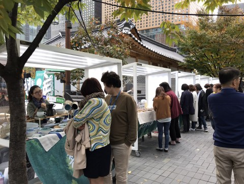 시민들이 나와 청년들이 만든 핸드메이드 제품을 구경하고 있다