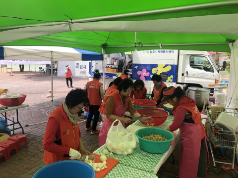 청주시자원봉사센터 밥차 봉사자들이 아침 배식을 위해 준비하고 있다