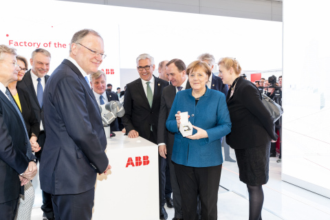 From right to left: Angela Merkel, Federal Chancellor; Stefan Löfven, Prime Minister of Sweden; Ulrich Spiesshofer, CEO ABB; Bernd Althusmann, Economic Minister of Lower Saxony; Stefan Weil, Prime Minister Lower Saxony; Hans-Georg Krabbe, Managing Director Germany; Anja Karliczek, Federal Minister of Education and Research; Jacob Wallenberg, Vice Chairman of the Board of Directors ABB