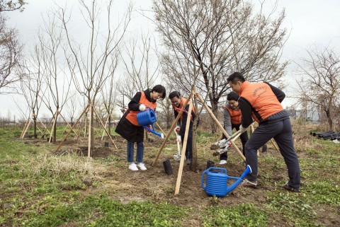 미래에셋생명 임직원들이 서울그린트러스트와 함께 이촌한강공원에 한강의 자연성 회복과 미세먼지 저감을 위한 숲을 조성하고 있다