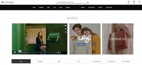 더블유컨셉 홈페이지에서 동영상을 통해 상품을 소개하는 모습