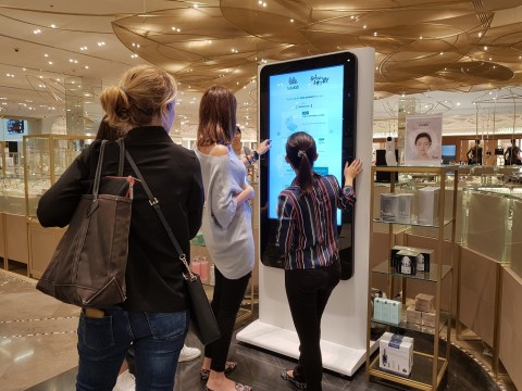 아랍에미리트 두바이에 있는 두바이몰에서 현지 고객들이 룰루랩의 인공지능 뷰티 스토어를 체험하고 있다
