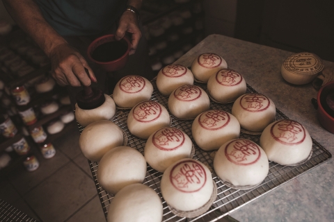 매년 빵축제에서 지역 상인들이 행운의 빵이라고도 불리는 핑온바오를 수만개나 만든다