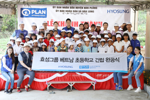暁星は23日ベトナム中部のコントゥム省コンプロン県にあるコンチョッ村で小学校のリモデリング竣工式を行った