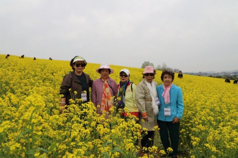 삼전종합사회복지관이 진행한 봄 나들이 행사에서 참여 어르신들이 유채꽃과 기념촬영을 하고 있다