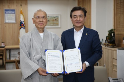 (왼쪽부터)지선 민주화운동기념사업회 이사장과 김병우 충청북도교육감이 MOU 체결 후 기념사진을 찍고 있다