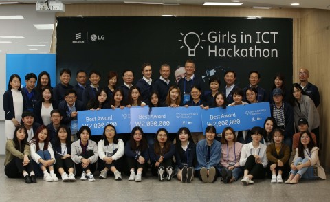 Ericsson-LG가 개최한 Girls in ICT 2019 해커톤 참여자들이 단체 기념사진을 찍고 있다