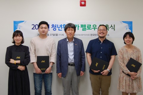 (왼쪽부터) 변혜리, 이탁연, 한국민주주의연구소 김동춘 연구소장, 최혁규, 조혜민씨가 기념촬영을 하고 있다