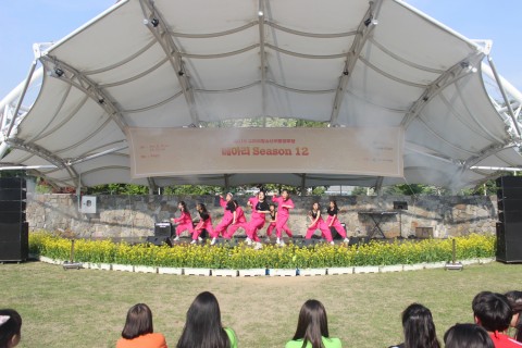 구리시청소년어울림마당에 참여한 청소년들이 댄스 공연을 펼치고 있다