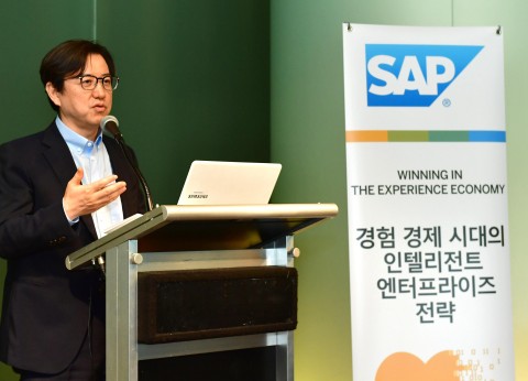 SAP 코리아 이성열 대표가 간담회에서 경험 경제 시대의 인텔리전트 엔터프라이즈를 발표하고 있다