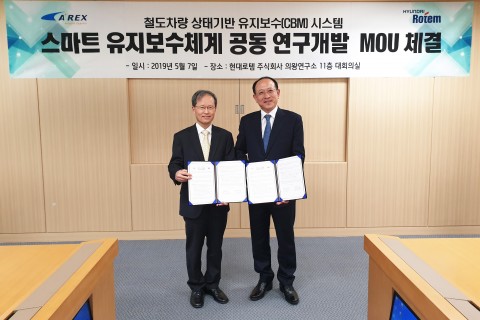 (왼쪽부터)김한영 공항철도 사장과 이건용 현대로템 대표이사가 MOU 체결 뒤 기념사진을 찍고 있다