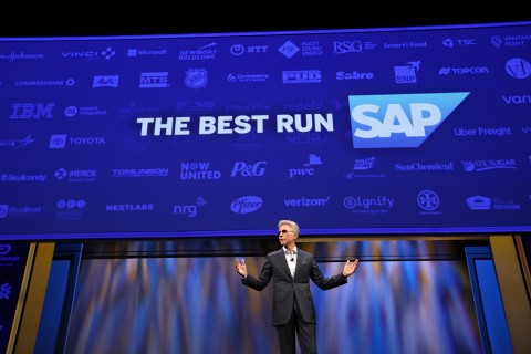 기조연설에서 경험데이터의 중요성에 대해 발표하고 있는 빌 맥더멋 SAP CEO