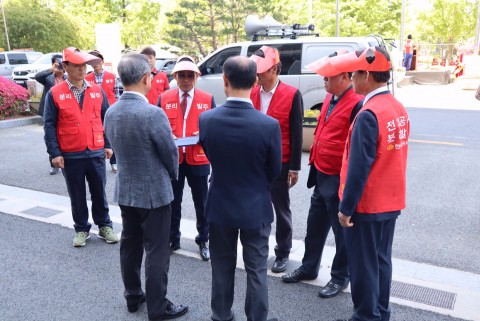 한국전기공사협회의 대전국제전시컨벤션센터 건립공사 분리발주 촉구 궐기대회 관계자들이 이야기를 나누고 있다