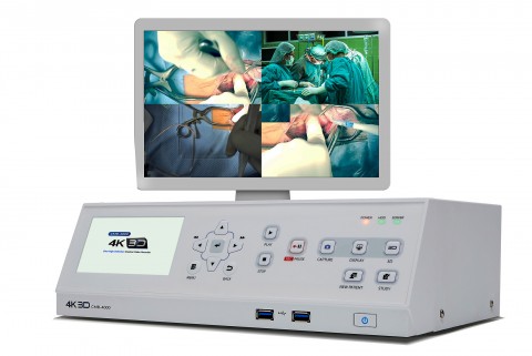 새롭게 선보인 4K 3D를 지원하는 의료영상장비인 CMR-4000 시연 모습