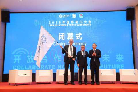 광저우항무국 첸 홍시엔 국장(오른쪽 첫번째)이 루크 아나우츠(왼쪽 첫번째)에게 국제항만협회 기를 건넸다. 사진 가운데는 산티아고 가르시아 밀라 IAPH 회장
