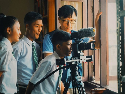 2018 KF국민공공외교 프로젝트 예술과 재난 팀이 네팔 지진 피해 지역 학생을 대상으로 사진 촬영 교육을 진행하고 있다