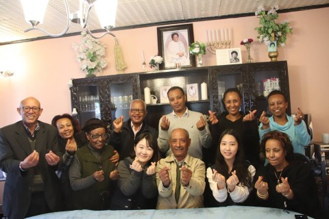 2018 KF국민공공외교 프로젝트 한그리나 팀이 에티오피아 한국전 참전용사의 가족사진 촬영 후 가족과 단체사진을 촬영하고 있다
