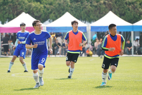 Hyosung Chairman Cho Hyun-Joon relates to his employees through sports activity. Hyosung held “One Mind Sports Festival” on a grass field in its Anyang factory on May 11, with about 3,400 employees and their family members participating.