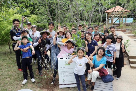 유한킴벌리 사우가족들이 활동 후 기념사진을 찍고 있다