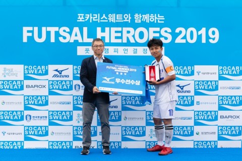 왼쪽부터 한국미즈노 코니시 히로마사 대표이사가 중등부 우승팀 MVP에게 상을 전달하고 있다