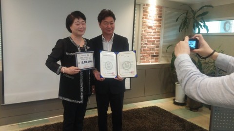 왼쪽부터 한국국제봉사기구 박을남 회장과 캐럿글로벌 노상충 대표