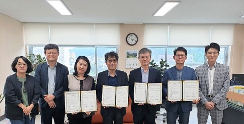 건국대 인문한국플러스 사업단이 한국일본어문학회와 학술연구 MOU를 맺고 기념촬영을 하고 있다