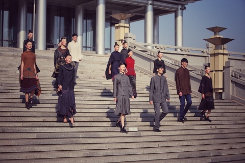 시안 찬바 생태지구 장안탑에서 병마용 패션쇼가 개최되었다