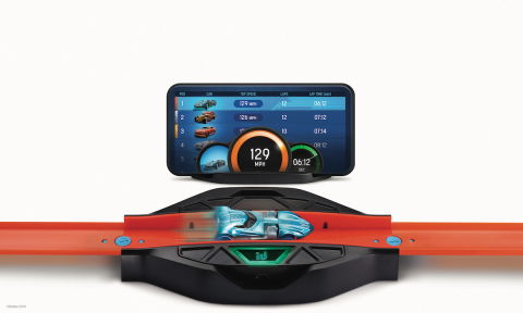 레이스 포털은 핫 휠 ID 차량을 앱으로 스캔하고 적외선 센서를 통해 속도 및 랩 카운트를 추적하며 기존의 핫 휠 트랙과 쉽게 연결할 수 있다