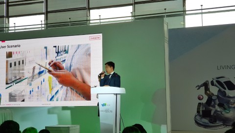 최용준 룰루랩 대표가 중국 상하이에서 열린 CES ASIA 2019에 마련된 ‘Beauty and Wellness Reimagined’ 콘퍼런스에서 기술 기반의 뷰티 산업에 대해 발표하고 있다