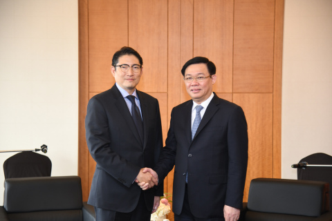 趙顕俊（チョ・ヒョンジュン）会長は19日に韓国を訪問したブオン・ディン・フエ (Vuong Dinh Hue) ベトナム副総理と会い相互協力を強化していくことを約束した