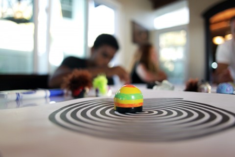 학생이 선과 색을 인지하는 오조봇으로 언플러그드 활동을 하고 있다