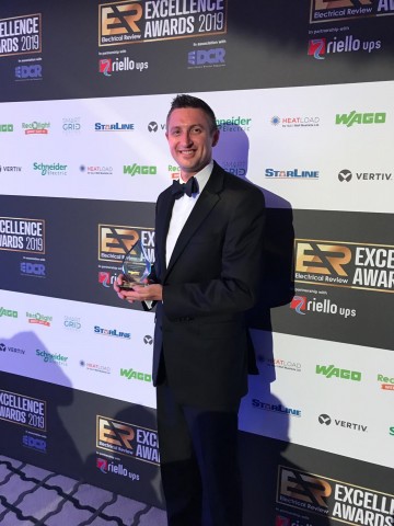 슈나이더일렉트릭의 영국 및 아일랜드 지역 Secure Power 부문 부사장인 마크 가너가 2019EA어워드에서 데이터센터 설계 및 구축 부문 올해의 제품상을 수상하였다