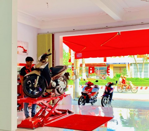 드림셰어링이 베트남 짜빈성에 세운 사회적기업의 오토바이 경정비 매장
