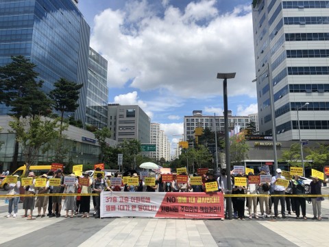 평촌래미안푸르지오 입주예정자협의회는 엘리베이터 증설 요구 항의 집회를 열었다