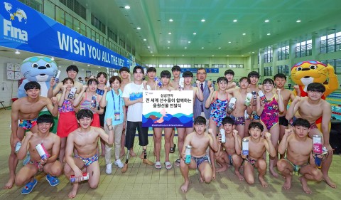전 장애인 수영 국가대표 김세진이 광주 지역 수영 꿈나무 대상 응원 선물 전달식을 갖고 기념촬영을 하고 있다